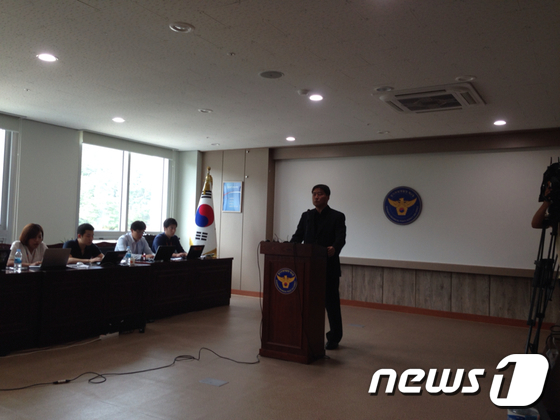(의정부=뉴스1) 이상휼 = 임학철 경기지방경찰청 제2청 강력계장이 1일 살인 혐의로 검거된 포천시 빌라 살인사건 용의자와 관련해 브리핑을 하고 있다.