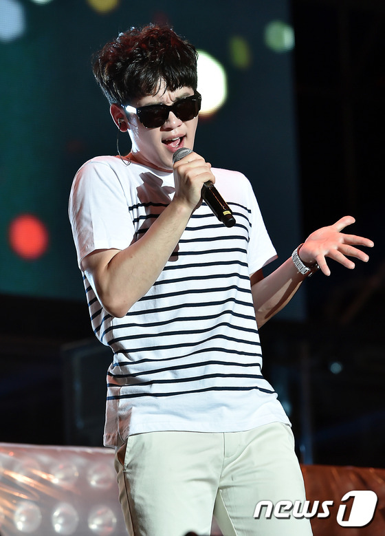 (보령=뉴스1스포츠) 김진환 = 가수 브로(Bro)가 1일 오후 충남 보령 대천 해수욕장에서 열린 \'머드 크레이지 2014 K-EDM 썸머 비치 페스티벌\'에서 열정적인 무대를 …