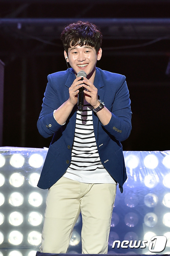 (보령=뉴스1스포츠) 김진환 = 가수 브로(Bro)가 1일 오후 충남 보령 대천 해수욕장에서 열린 \'머드 크레이지 2014 K-EDM 썸머 비치 페스티벌\'에서 인사말을 하고 있 …