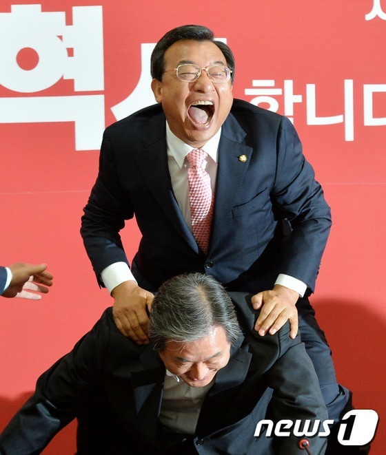 (서울=뉴스1) 박철중 기자 = 김무성 새누리당 대표가 11일 오전 서울 여의도 국회 당대표실에서 열린 신임당직자 임명장수여식 및 최고위원회의에 앞서 이정현 최고위원을 업어주고 있 …