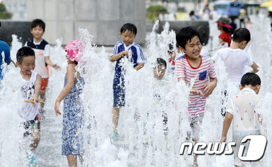 (서울=뉴스1) 안은나 기자 = 태풍 '할롱'의 소멸로 청명한 하늘이 드러난 11일 서울 광화문 광장 분수대에서 어린이들이 신나게 뛰어놀고 있다. 2014.8.11/뉴스1