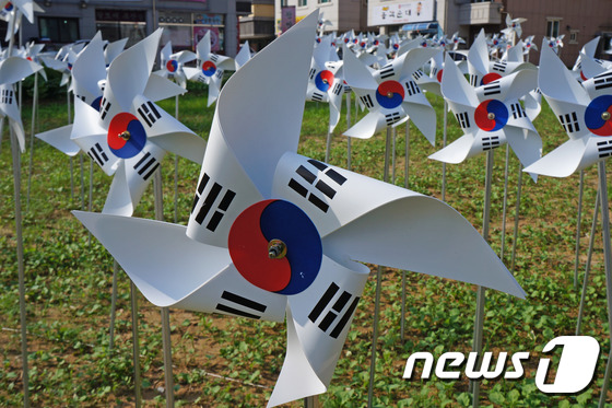 (원주=뉴스1) 윤창완 기자 = 광복절이 머지 않은 11일 오후 강원 원주시 무실동 일원에 수많은 태극기 모양의 바람개비가 펼쳐져 있다. 2014.8.11/뉴스1