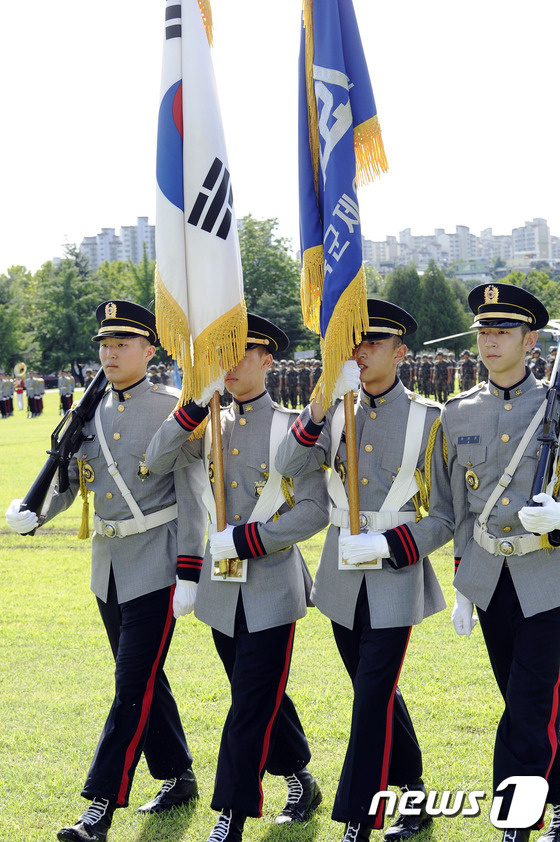(대구ㆍ경북=뉴스1) 정훈진 기자 = 11일 오후 대구시 육군 제2작전 사령부 사령관 이.취임식이 대연병장에서 거행 된 가운데 40대 이순진(3사14기) 사령관 취임식에서 군기 이 …