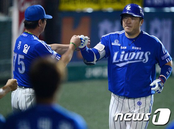 본문 이미지 - 삼성 4번 최형우(오른쪽)가 26일 부산 사직구장에서 열린 롯데와의 원정경기에서 역대 72번째 개인 통산 500득점을 달성했다.  ⓒNews1 DB