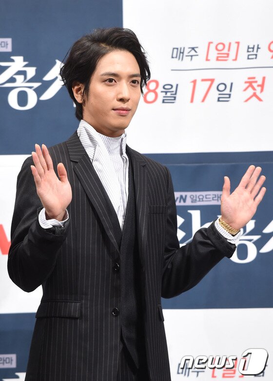 본문 이미지 - 씨엔블루 정용화가 12일 오후 서울 임피리얼 팰리스 호텔에서 열린 tvN 일요드라마 ‘삼총사’ 제작발표회에 참석해 액션 연기 촬영에 대한 소감을 말했다. ⓒ News1 스포츠 / 권현진 기자