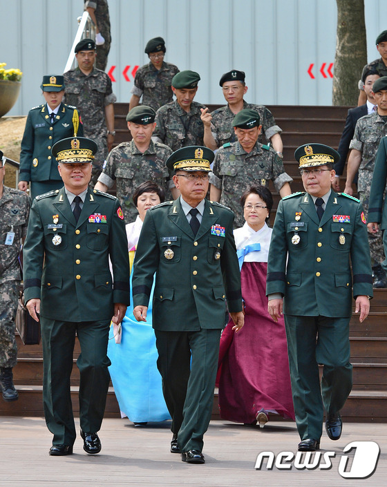 (용인=뉴스1) 김영진 기자 = 12일 오후 경기도 용인 제3야전군사령부에서 열린 제25대, 26대 3야전군사령관 이·취임식에서 전임 권혁순 3군사령관(왼쪽부터), 김요환 육군참모 …