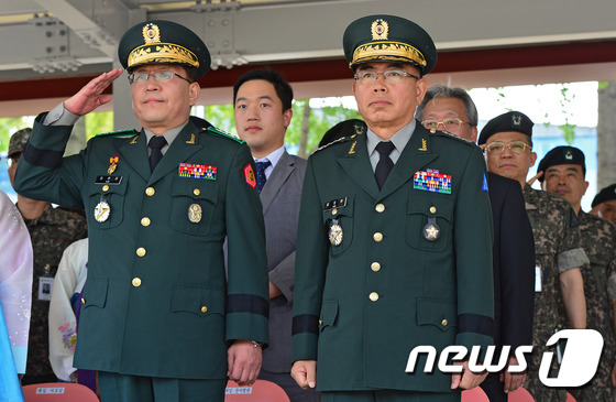 (용인=뉴스1) 김영진 기자 = 12일 오후 경기도 용인 제3야전군사령부에서 열린 제25대, 26대 3야전군사령관 이·취임식에서 신임 김현집 3군사령관(왼쪽), 김요환 육군참모총장 …
