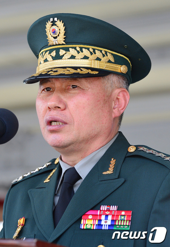 (용인=뉴스1) 김영진 기자 = 12일 오후 경기도 용인 제3야전군사령부에서 열린 제25대, 26대 3야전군사령관 이·취임식에서 전임 권혁순 3군사령관이 전역사를 하고 있다. 20 …