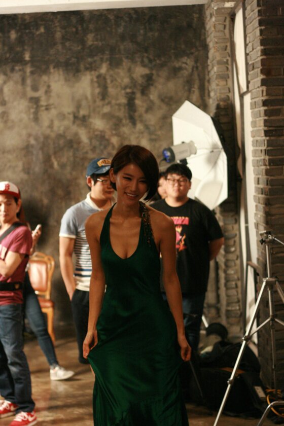 본문 이미지 - 배우 오인혜가 영화 '설계' 포스터 촬영 현장에서 아찔한 볼륨 몸매를 과시했다. ⓒ 사진제공=율