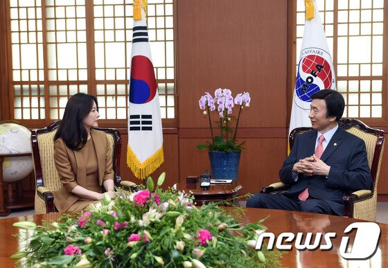 본문 이미지 - 윤병세 장관(오른쪽)과 이야기 꽃을 피우는 이영애. ⓒ News1스포츠 권현진 기자