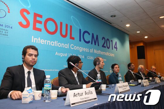본문 이미지 - 13일 서울 코엑스에서 개최한 &acute;2014 서울세계수학자대회(ICM)&acute;에서 수학계 최고 권위의 필즈상을 받은 4명의 수상자 및 관계자들이 기자간담회에 참석해 기자들의 질문에 답하고 있다.(2014 ICM 조직위 제공)ⓒ News1