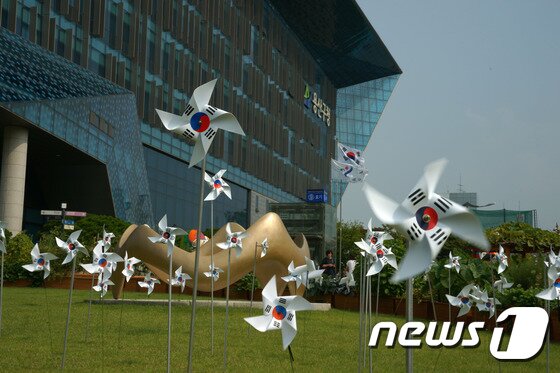 본문 이미지 - 용산구청 앞 태극기(사진=용산구 제공). ⓒ 뉴스1