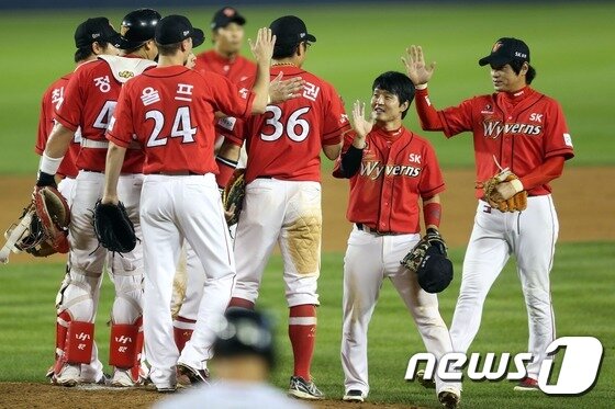 본문 이미지 - 추석 연휴 동안 4연승을 챙긴 SK가 투타의 완벽한 호흡으로 4강 진출에 관한 '희망의 불씨'를 살렸다.  ⓒ News1 DB