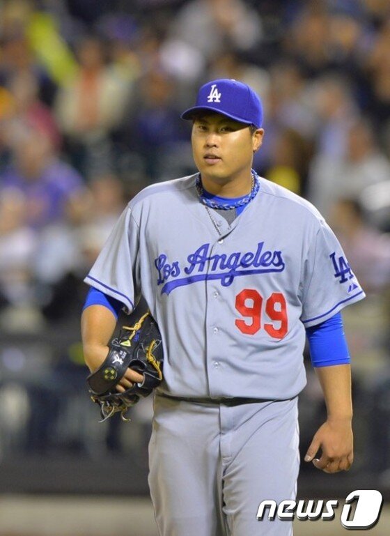 본문 이미지 - LA다저스 류현진이 14일(한국시간) 애틀란타와의 경기에서 5회 2개의 안타와 사구를 묶어 또 1점을 허용했다. ⓒ News1