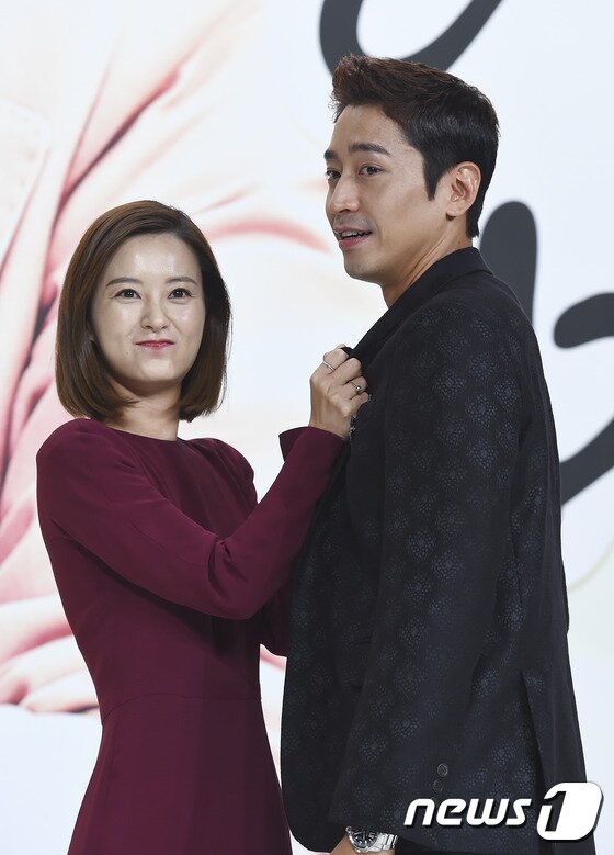 본문 이미지 - 배우 정유미와 문정혁이 14일 서울 당산동 영등포 타임스퀘어 5층 아모리스홀에서 열린 KBS2 새 월화드라마 '연애의 발견' 제작발표회에 참석했다. ⓒ News1 스포츠 김진환 기자