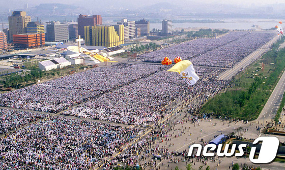 (서울=뉴스1) = 국가기록원이 프란치스코 교황이 방한한 14일 역대 교황방문 관련 사진을 공개했다. 사진은 교황 요한바오로 2세가 방한한 지난 1984년 여의도에서 열린 한국 천 …