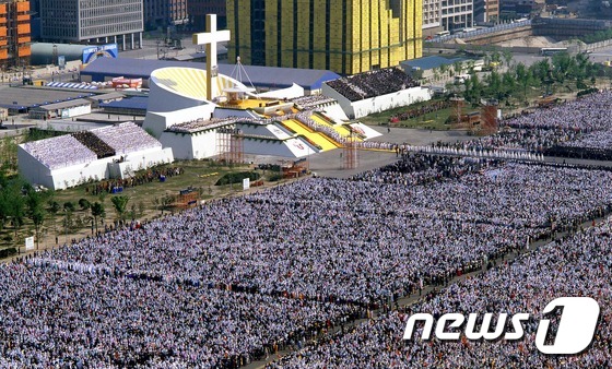 (서울=뉴스1) = 국가기록원이 프란치스코 교황이 방한한 14일 역대 교황방문 관련 사진을 공개했다. 사진은 교황 요한바오로 2세가 방한한 지난 1984년 여의도에서 열린 한국 천 …