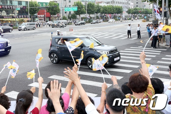 (서울=뉴스1) 한재호 기자 = 방한한 프란치스코 교황이 14일 오후 청와대에서 열린 공식 환영식을 마치고 서울 중곡동 한국천주교중앙협의회에서 한국천주교 주교단을 만나기 위해 이동 …