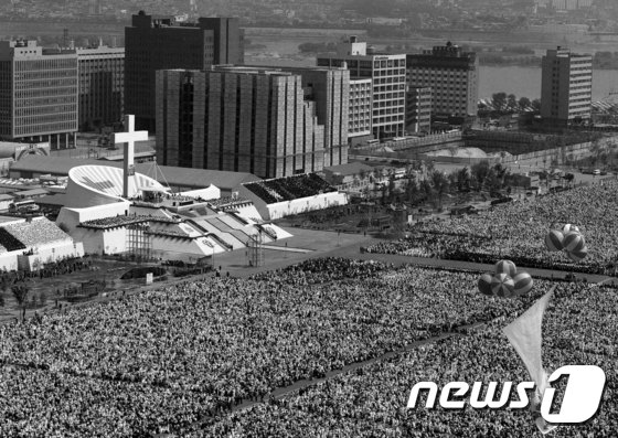 (서울=뉴스1) = 국가기록원이 프란치스코 교황이 방한한 14일 역대 교황방문 관련 사진을 공개했다. 사진은 교황 요한바오로 2세가 방한한 지난 1984년 여의도에서 열린 한국 천 …