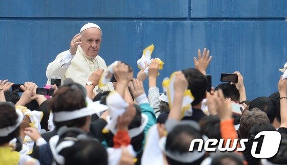 본문 이미지 - 프란치스코 교황이 15일 대전월드컵경기장에서 열린 '성모승천대축일미사'에 참석해 카퍼레이드를 하며 신자들에게 손을 들어 인사하고 있다. (사진공동취재단) 2014.8.15/뉴스1