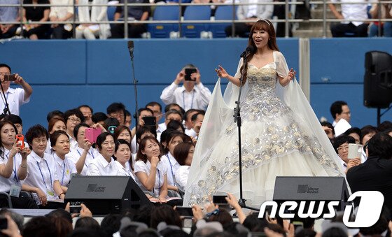 본문 이미지 - 소프라노 조수미가 15일 오전 대전 월드컵경기장에서 열린 '성모승천대축일 미사'에 앞서 축하공연을 하고 있다. (사진공동취재단) 2014.08.15/뉴스1 ⓒ News1 이종덕 기자