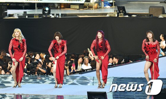 본문 이미지 - 슈퍼주니어 규현, 엑소 수호, 샤이니 민호, 동방신기 최강창민(왼쪽부터)이 15일 오후 서울 상암동 월드컵경기장에서 열린 "SM 타운 라이브 월드 투어"(SM TOWN LIVE WORLD TOUR IV IN SEOUL) 에서 걸스데이의 '썸씽'을 선보이고 있다. 2014.08.15/뉴스1 ⓒ News1스포츠 김진환 기자