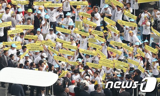 본문 이미지 - 프란치스코 교황이 16일 오전 서울 종로구 광화문 광장에서 시복미사를 집전하기 전 카퍼레이드를 하던 중 차에서 내려 '유민 아빠' 김영오 씨와 세월호 유가족을 위로하고 있다. (사진공동취재단) 2014.8.16/뉴스1