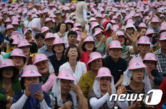 본문 이미지 - 프란치스코 교황이 16일 오전 서울 중구 태평로를 따라 시복식이 열리는 광화문광장으로 향하는 모습을 서울광장에 모인 신자들이 대형 화면을 통해 지켜보고 있다. (사진공동취재단) 2014.8.16/뉴스1