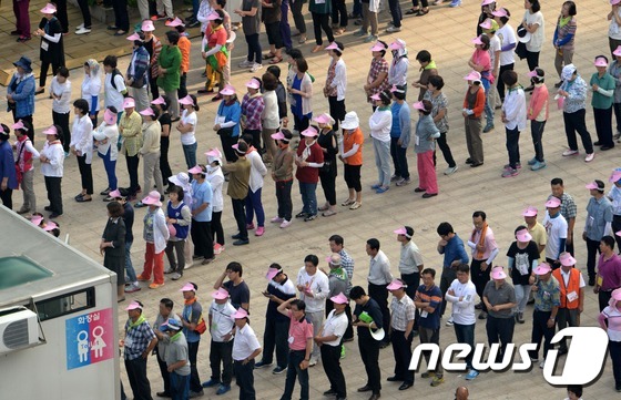 (서울=뉴스1) = 16일 오전 서울 광화문 광장에서 '윤지충 바오로와 동료 순교자 123위 시복 미사'가  열리기 전 천주교 신자들이 시청 광장에 마련된 간이 화장실을 이용하고 …