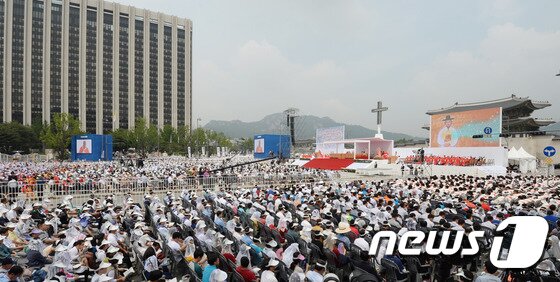 본문 이미지 - 천주교인과 시민들이 16일 서울 광화문광장을 가득 메운 채 프란치스코 교황이 집전하는 ‘윤지충 바오로와 동료 순교자 123위 시복미사'를 드리고 있다. (사진공동취재단) 2014.8.16/뉴스1