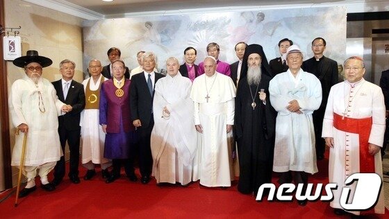 본문 이미지 - 서울 명동대성당 꼬스트홀에서 국내 12개 종단 지도자들과 인사를 나눈 후 기념촬영을 하고 있는 프란치스코 교황.(사진공동취재단)/ⓒ News1