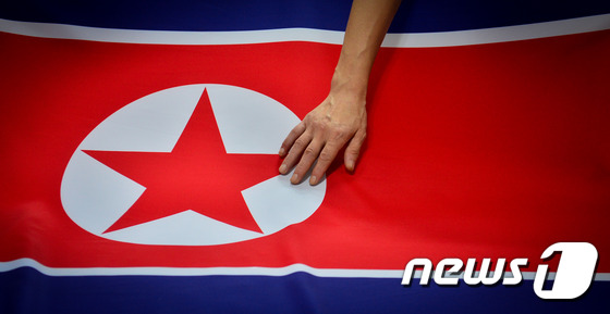 (서울=뉴스1) 송은석 기자 = 19일 서울의 한 국기 제작 업체에서 직원들이 인천 아시안게임에 사용될 북한 인공기를 검수하고 있다.인천아시아시아경기대회 조직위원회에는 이번에 사용 …