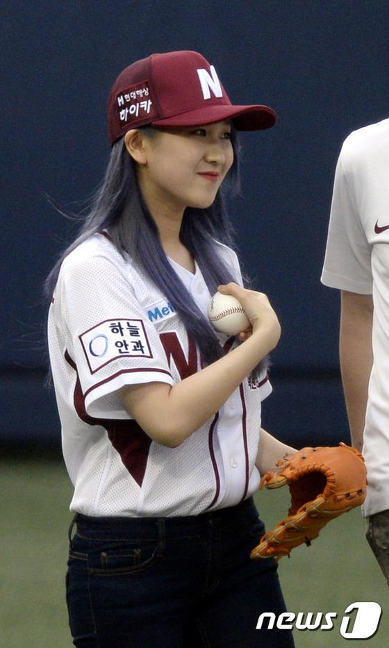 (서울=뉴스1) 안은나 기자 = 여성듀오 15&의 백예린이 19일 오후 서울 목동야구장에서 열린 2014 한국야쿠르트 세븐 프로야구 LG 트윈스와 넥센 히어로즈의 경기에서 시구를 …