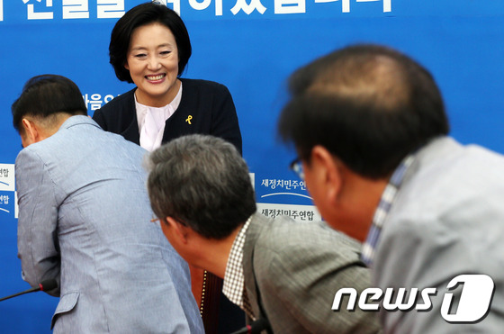 박영선 대표 직무대행 '웃고는 있지만'