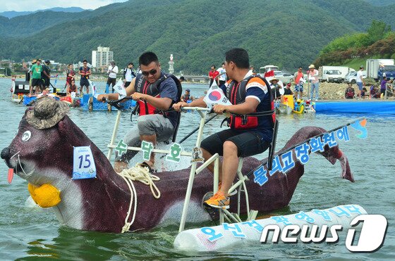 본문 이미지 - 화천군 창작 쪽배 콘테스트 대회. 2014.8.2/뉴스1 ⓒ News1
