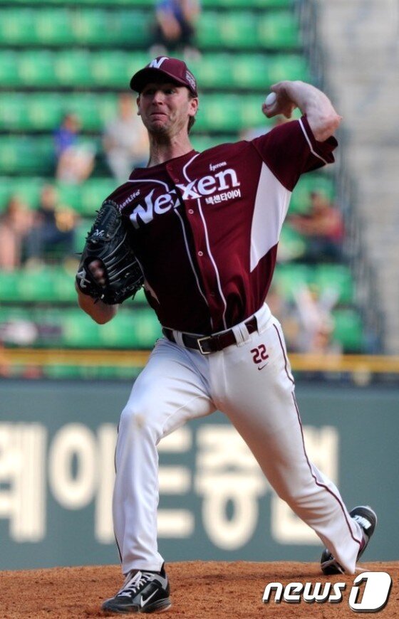 본문 이미지 - 밴 헤켄이 2일 잠실 LG전에 선발 등판해 8이닝 무실점 쾌투를 펼쳐 시즌 15승을 기록했다. 이날 승리의 일등공신이었던 밴 헤켄은 올 시즌 12연승 행진을 이으며 역대 최다연승의 주인공이 됐다. ⓒ News1 DB