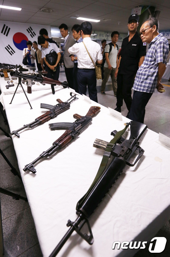 (서울=뉴스1) 송원영 기자 = 제395차 민방위의 날 민방공대피훈련일인 20일 오후 서울 시청역에서 시민들이 북한군이 무장공비 침투 때 사용한 M16 소총, 58 가목식소총, 6 …