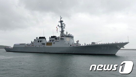 본문 이미지 - 2014 림팩훈련(RIMPAC)에 참가한 대한민국 해군 림팩훈련전대 서애류성룡함(DDG, 7,600톤)이 모든 훈련 일정을 마치고 20일 해군작전사령부 부산기지에 입항하고 있다.해군작전사령부 제공) 2014.8.20/뉴스1 ⓒ News1 여주연 기자