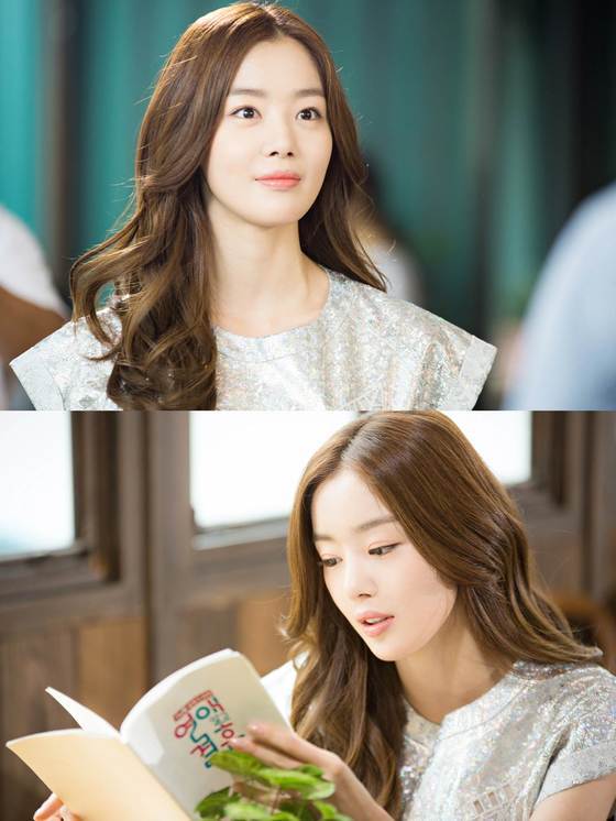 본문 이미지 - 한선화가 21일 오전 공개된 tvN 금토드라마 '연애 말고 결혼'의 촬영 현장 사진 속에서 여배우 포스를 자아내고 있다. ⓒTS엔터테인먼트