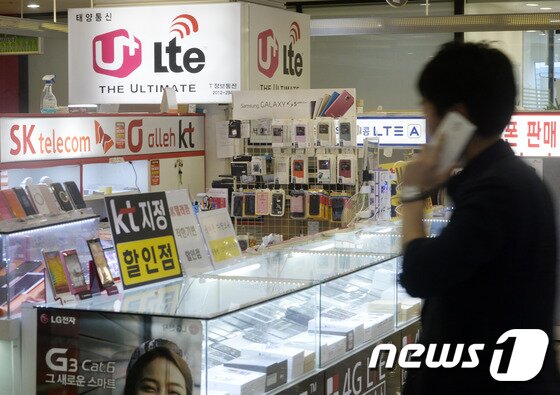 본문 이미지 - 방송통신위원회가 휴대전화 불법 보조금 경쟁을 벌인 이동통신 3사에 총 584억여원의 과징금을 부과한 21일 서울 용산구의 휴대폰 매장. 방통위는 이날 전체회의에서 SK텔레콤에 371억원, KT에 107억6천만원, LG유플러스에 105억5천만원의 과징금을 부과하기로 결정했다. 2014.8.21/뉴스1 ⓒ News1 안은나 기자