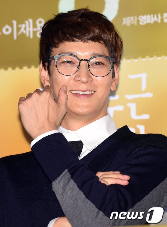 본문 이미지 - 배우 강동원이 화제가 됐던 반려견과의 셀카에 대해 해명했다. ⓒ News1star DB