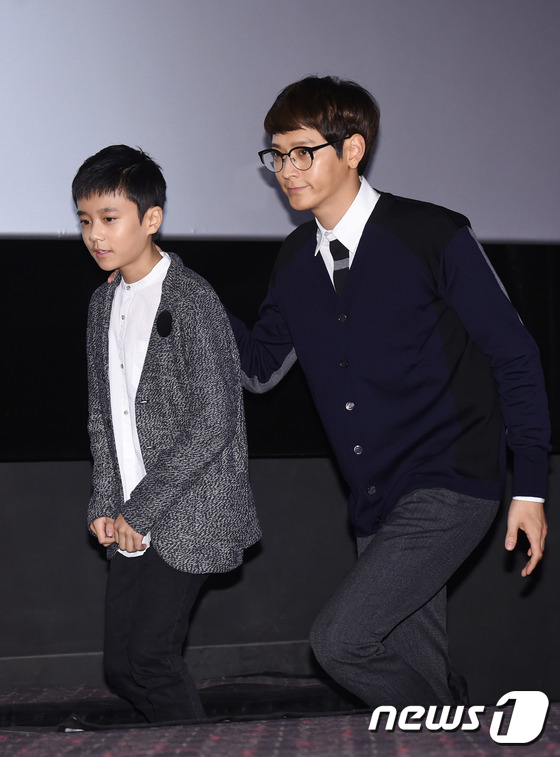 (서울=뉴스1스포츠) 권현진 기자 = 배우 조성목, 강동원(오른쪽)이 21일 오후 서울 왕십리CGV에서 열린 영화 ‘두근 두근 내 인생’(감독 이재용) 언론 시사회에 참석하고 있다 …