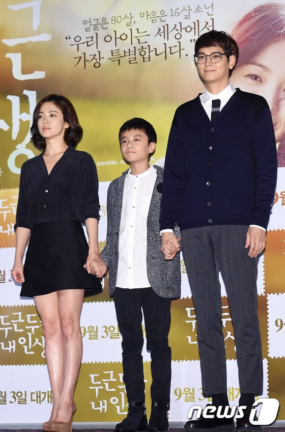 본문 이미지 - 배우 송혜교, 조성목, 강동원(왼쪽부터)이 21일 오후 서울 왕십리CGV에서 열린 영화 ‘두근 두근 내 인생’(감독 이재용) 언론시사회에 참석해 포즈를 취하고 있다. ⓒ News1 스포츠 /  권현진 기자
