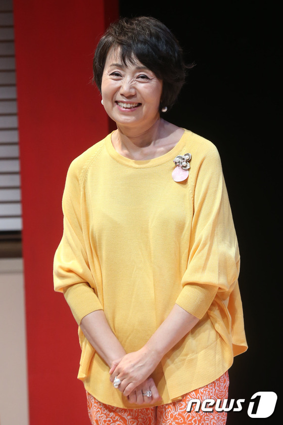 (서울=뉴스1) = 배우 성병숙이 21일 오후 서울 종로구 동숭동 수현재씨어터에서 열린 연극 '황금연못' 제작발표회에서 포토타임을 갖고 있다.2014.8.21 스타뉴스/뉴스1