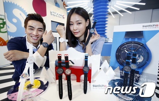 (서울=뉴스1) = 스와치 플래그십 스토어에서 모델들이 오토매틱 시계 '시스템51'을 선보이고 있다. 매년 혁신적인 시계를 다양한 디자인으로 소개하는 스와치(SWATCH)가 스와치 …
