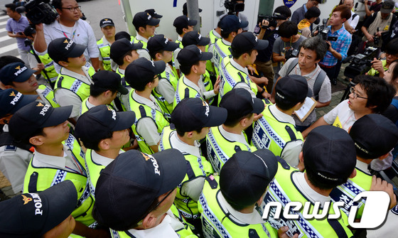 경찰 벽에 막힌 세월호 참사 국민대책회의
