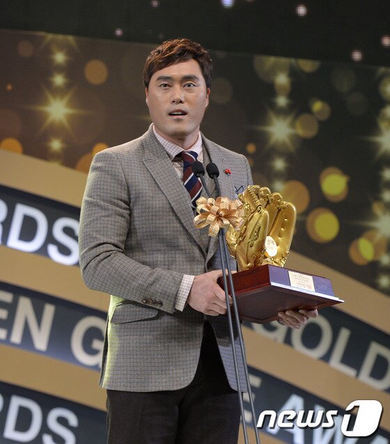 본문 이미지 - 롯데 자이언츠의 '영원한 캡틴' 조성환이 23일 부산 사직구장에서 열린 LG와의 홈경기에서 은퇴식을 가졌다. ⓒ News1DB