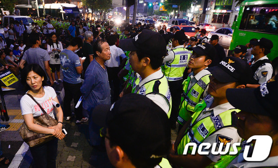 청와대 앞 세월호 유가족과 경찰