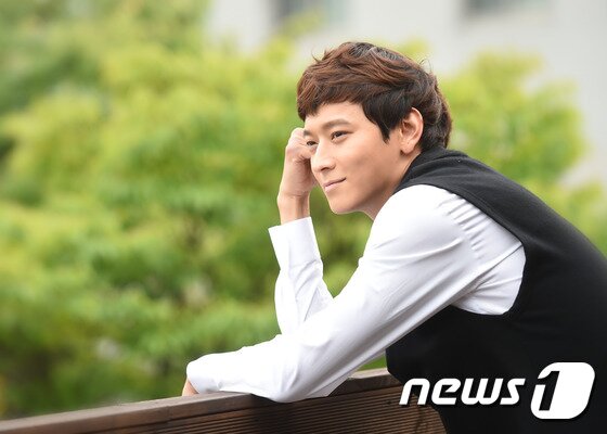 본문 이미지 - 배우 강동원이 지난 22일 오후 삼청동 카페에서 진행된 영화 '두근두근 내 인생' 인터뷰에서 포즈를 취하고 있다. ⓒ News1 스포츠 / 권현진 기자