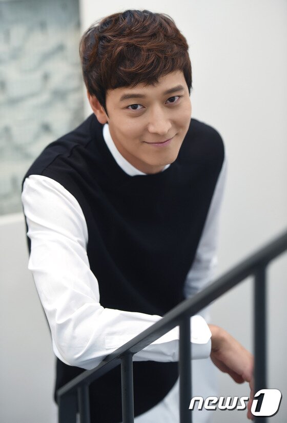 본문 이미지 - 배우 강동원이 지난 22일 오후 삼청동 카페에서 진행된 영화 '두근두근 내 인생' 인터뷰에서 포즈를 취하고 있다. ⓒ News1 스포츠 / 권현진 기자